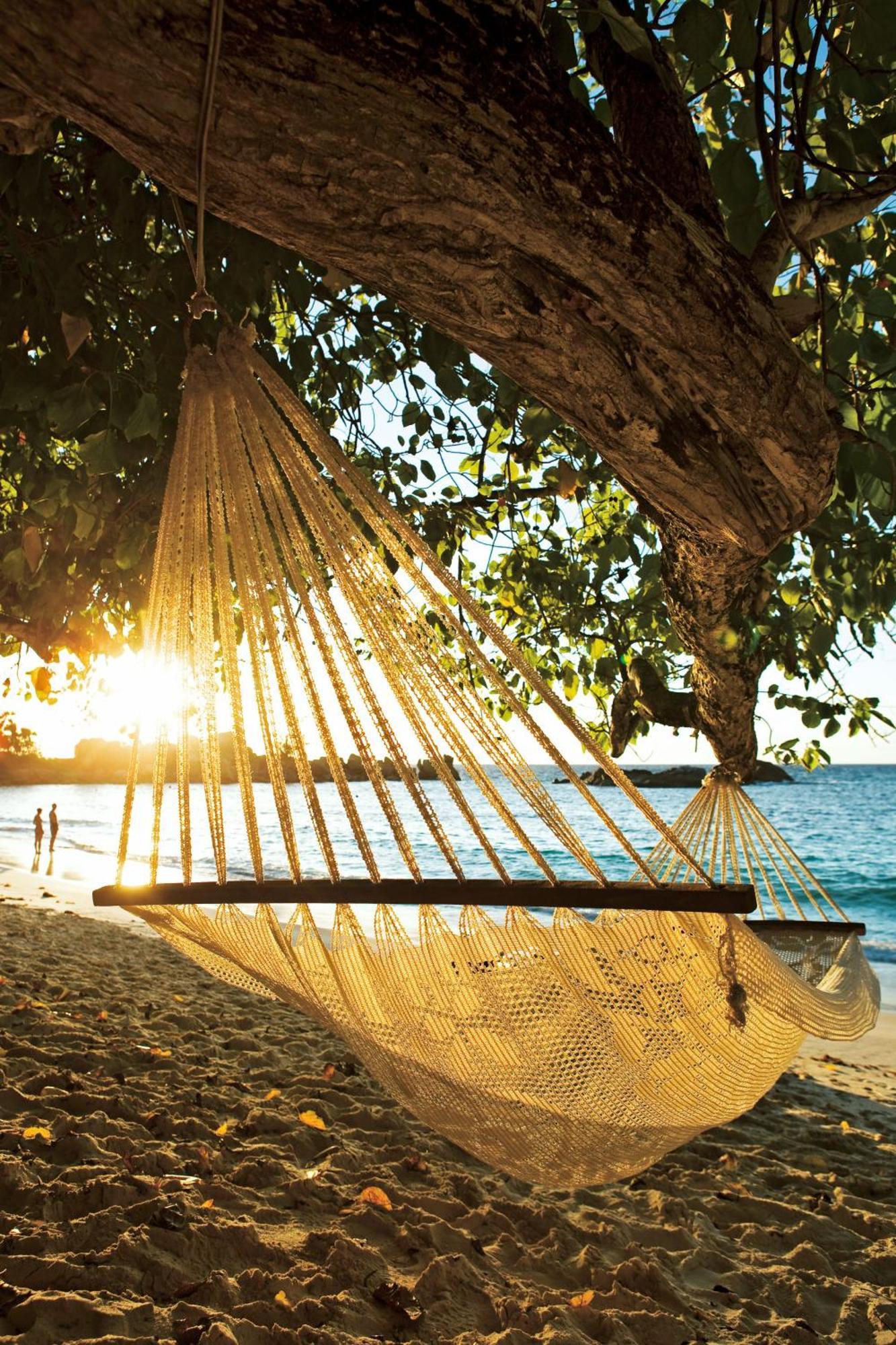 Constance Lemuria Grand Anse  Bagian luar foto Hammock on a beach