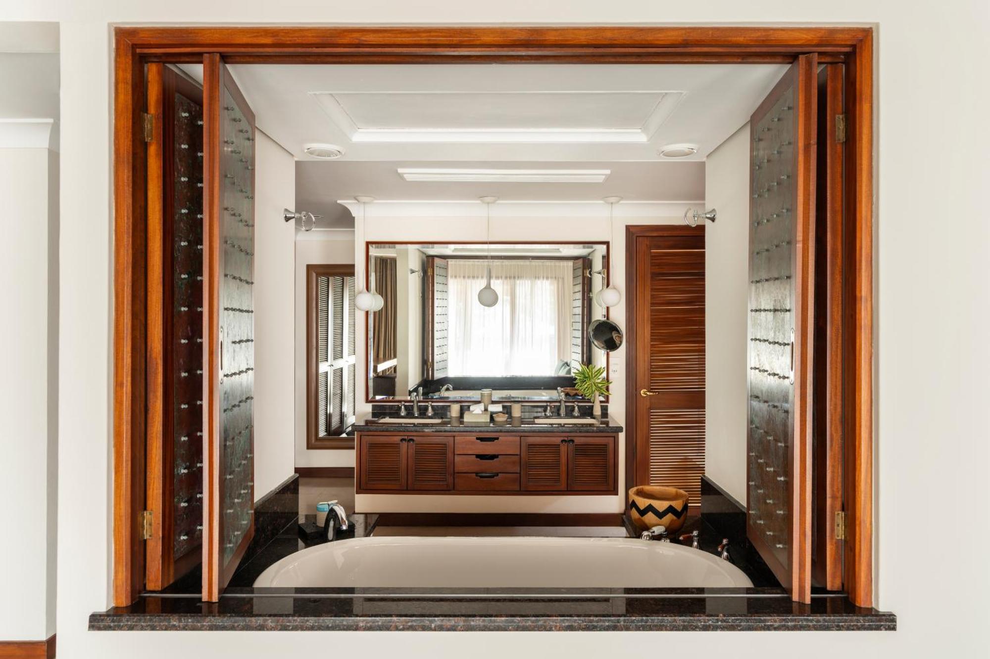 Constance Lemuria Grand Anse  Bagian luar foto A bathroom in a private home