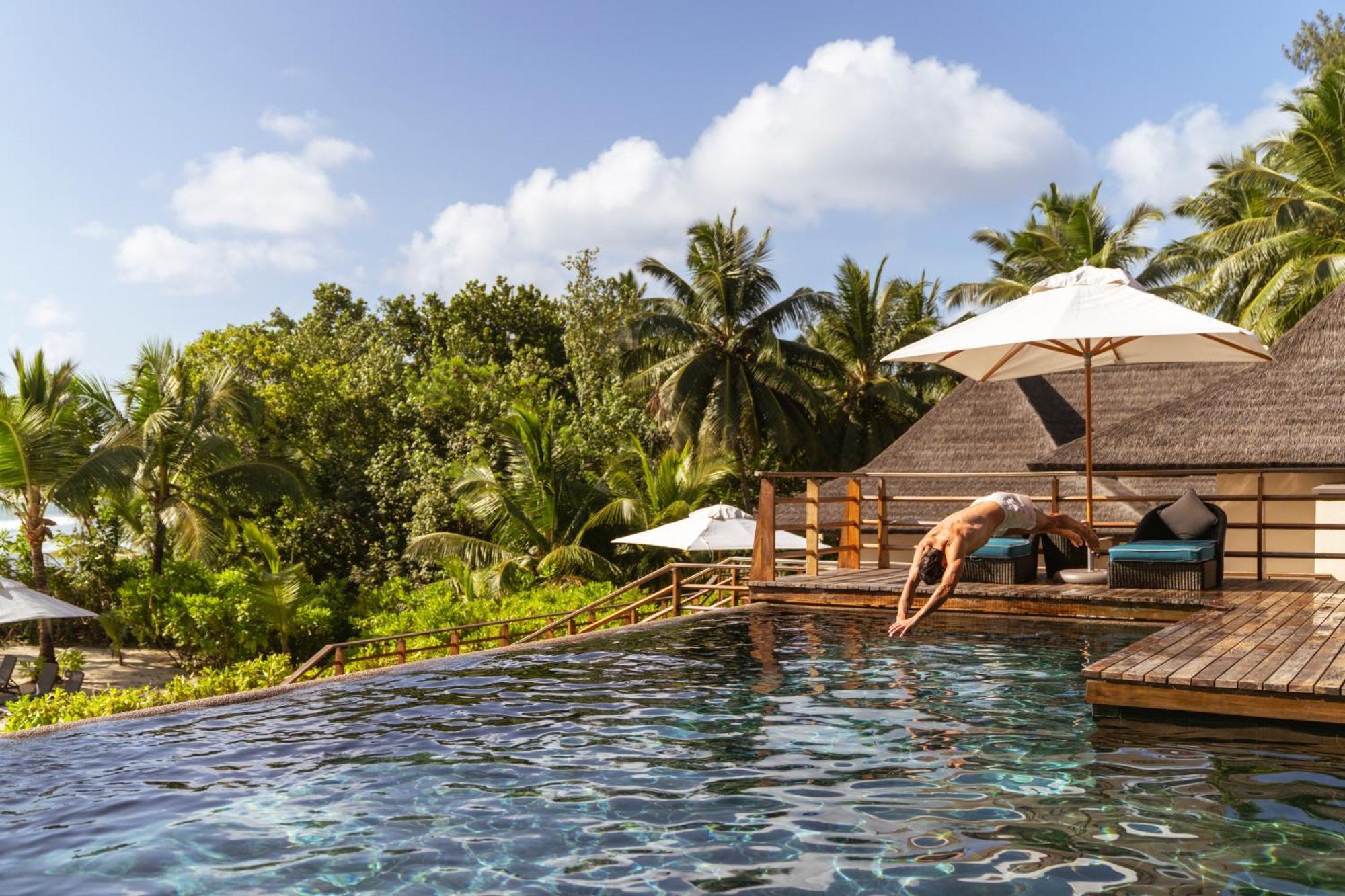 Constance Lemuria Grand Anse  Bagian luar foto The resort's infinity pool