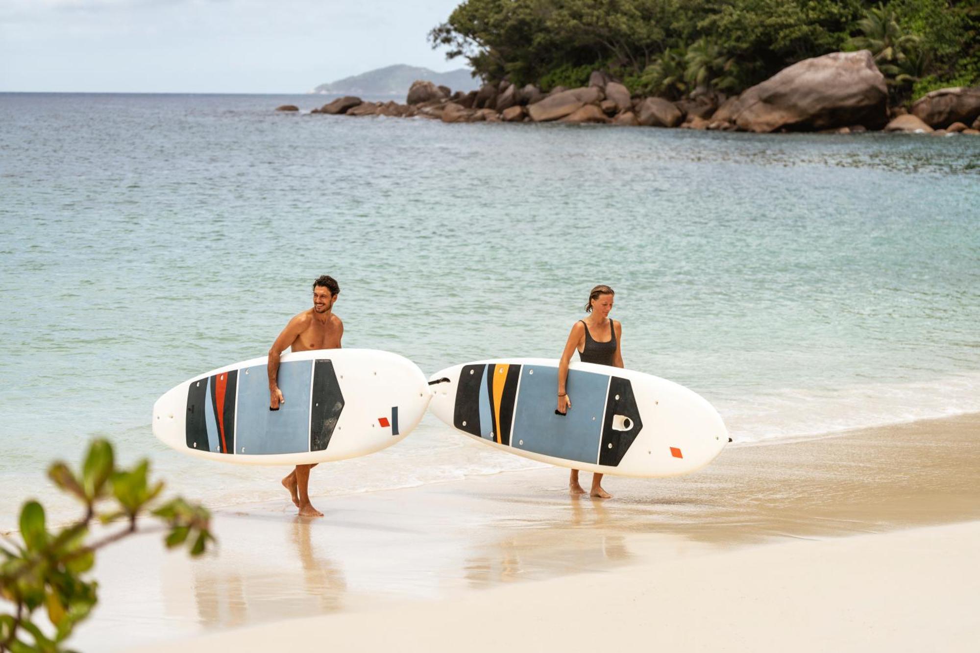 Constance Lemuria Grand Anse  Bagian luar foto Stand up paddle boarders on a beach