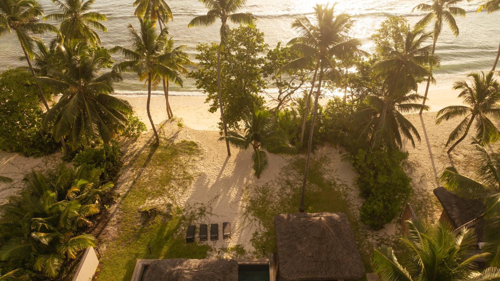Constance Lemuria Grand Anse  Bagian luar foto Sunset at the beach
