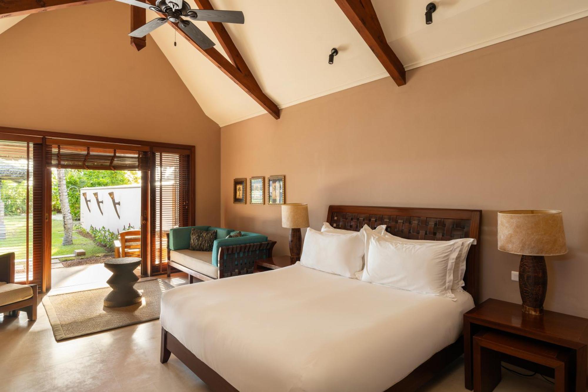 Constance Lemuria Grand Anse  Bagian luar foto A bedroom at the resort