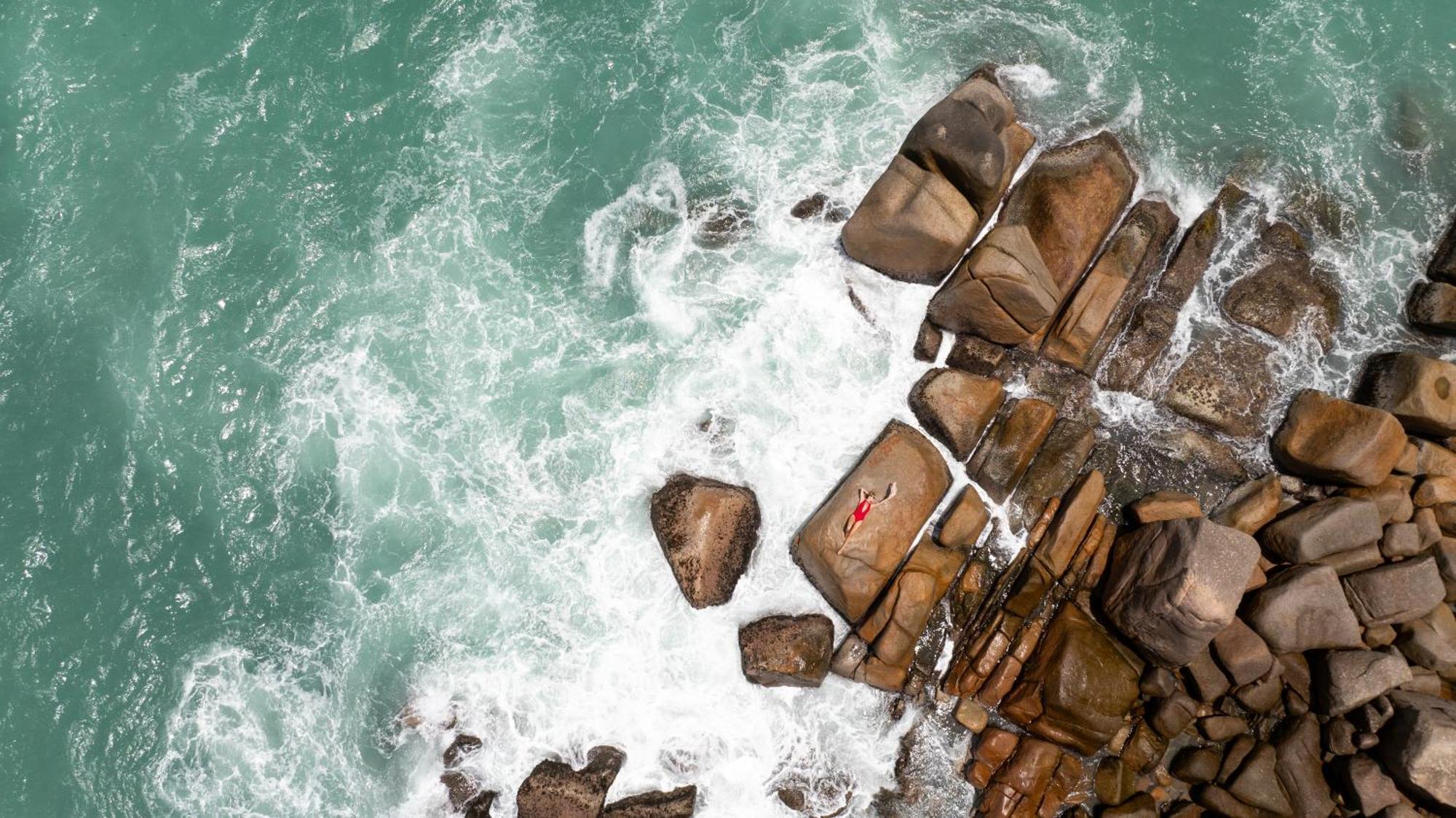 Constance Lemuria Grand Anse  Bagian luar foto The rock formations at the coast of the island