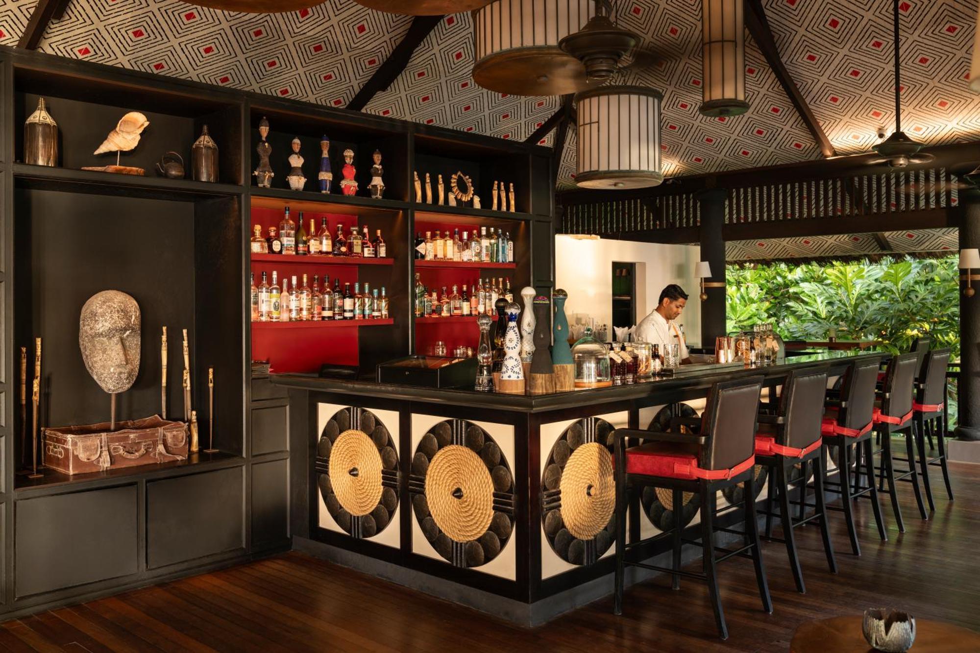 Constance Lemuria Grand Anse  Bagian luar foto The bar at the resort
