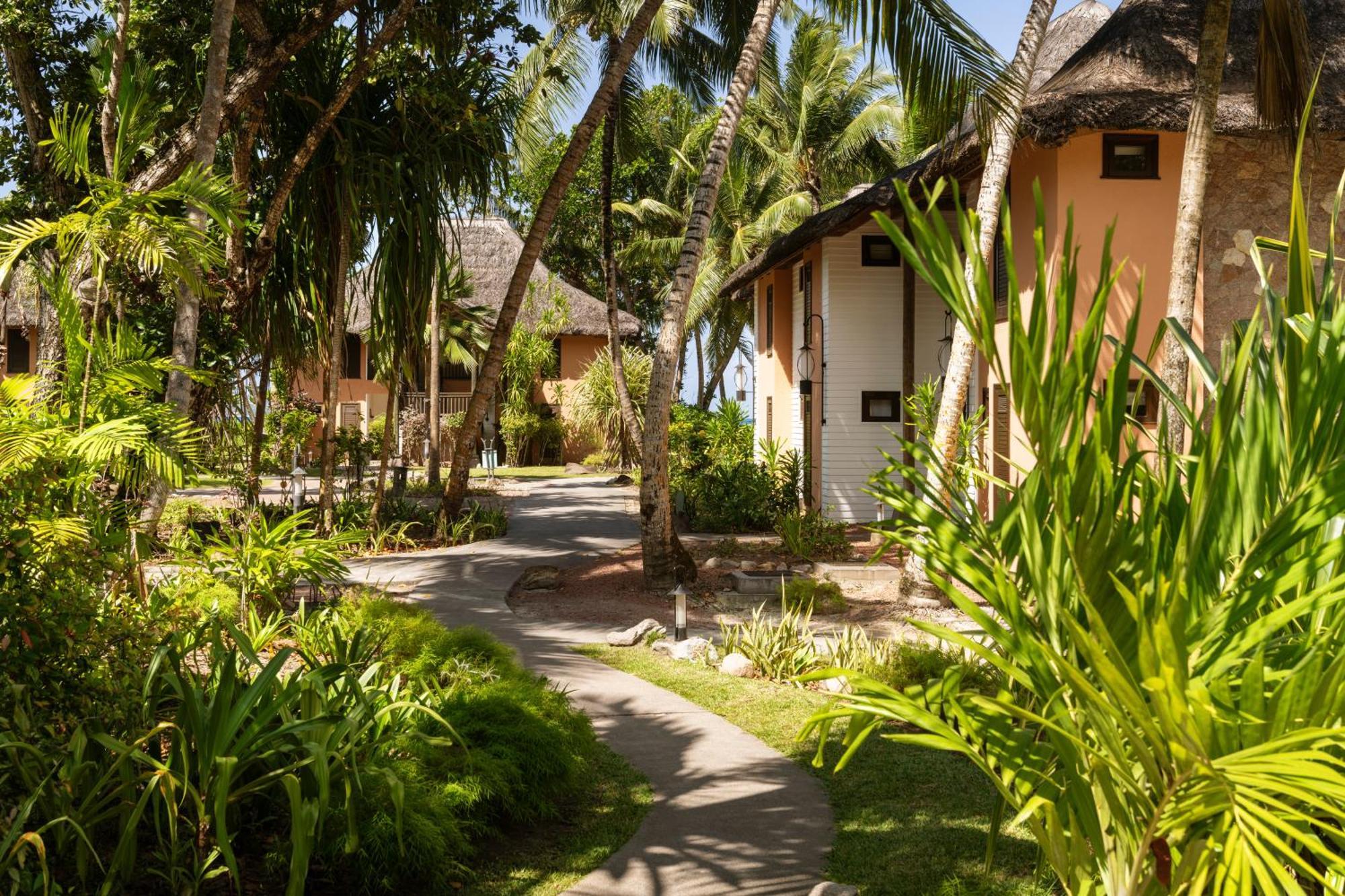 Constance Lemuria Grand Anse  Bagian luar foto The resort's bungalows