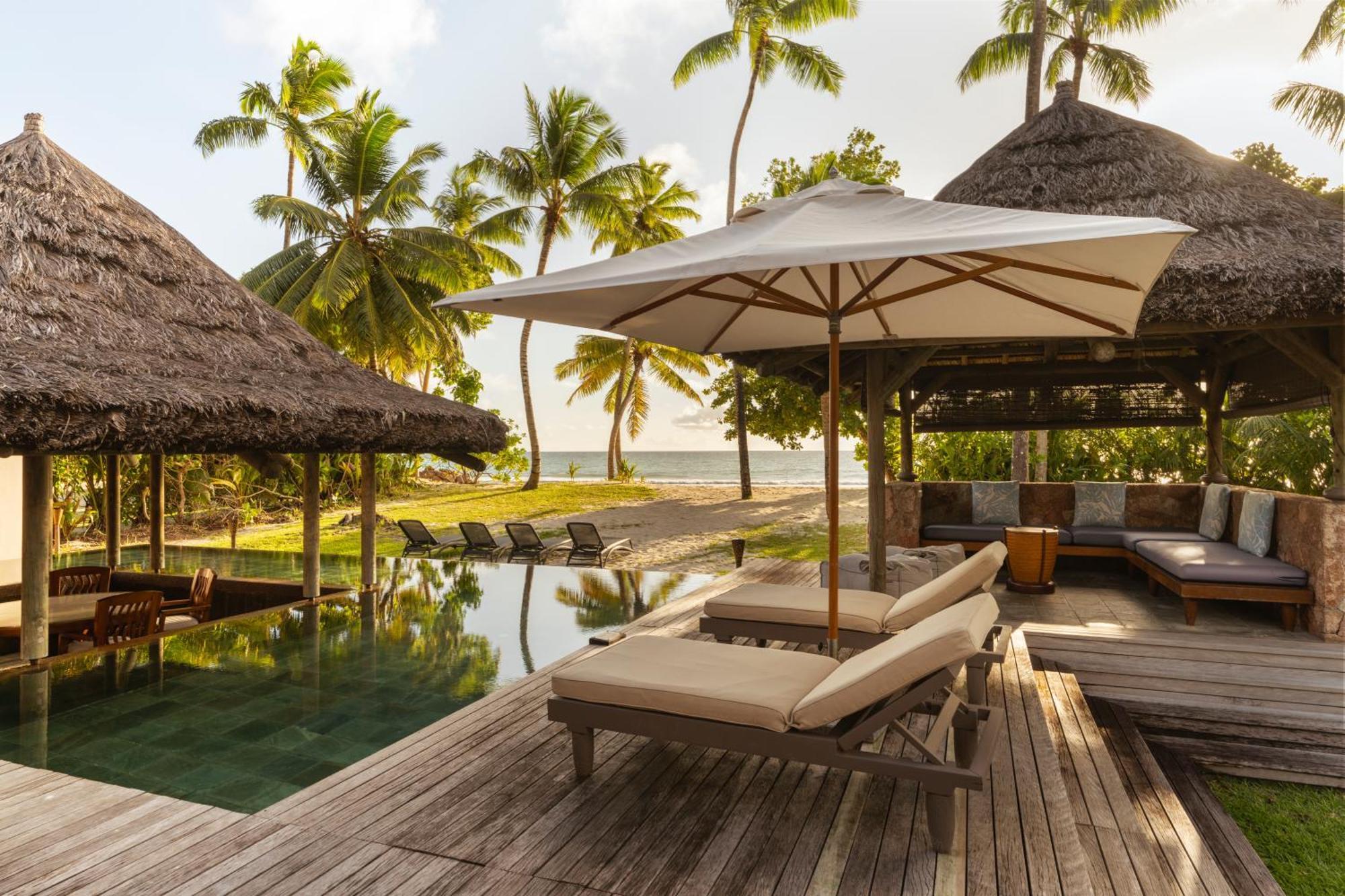 Constance Lemuria Grand Anse  Bagian luar foto The resort's pool