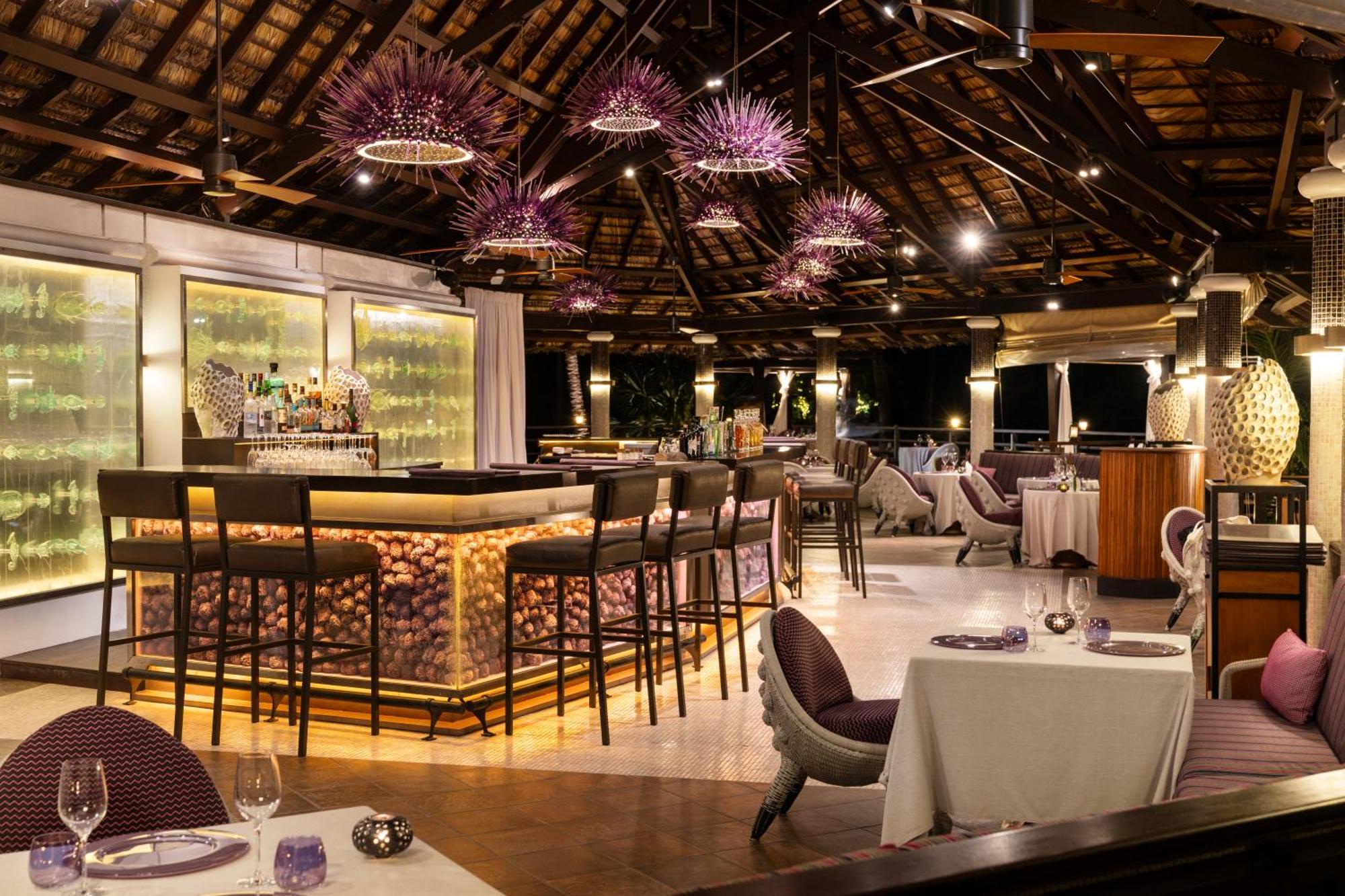 Constance Lemuria Grand Anse  Bagian luar foto The bar at the restaurant