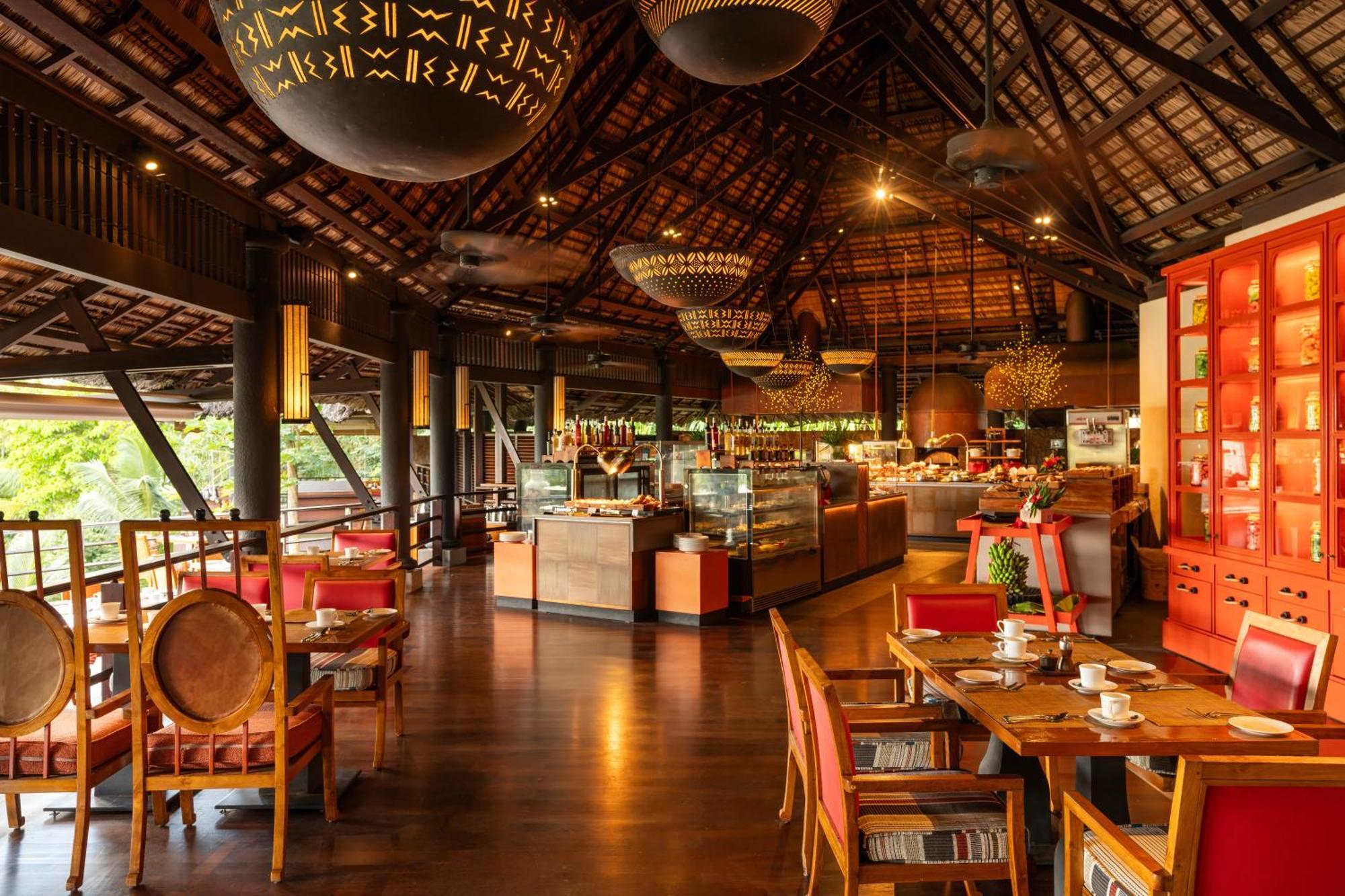 Constance Lemuria Grand Anse  Bagian luar foto The interior of the restaurant