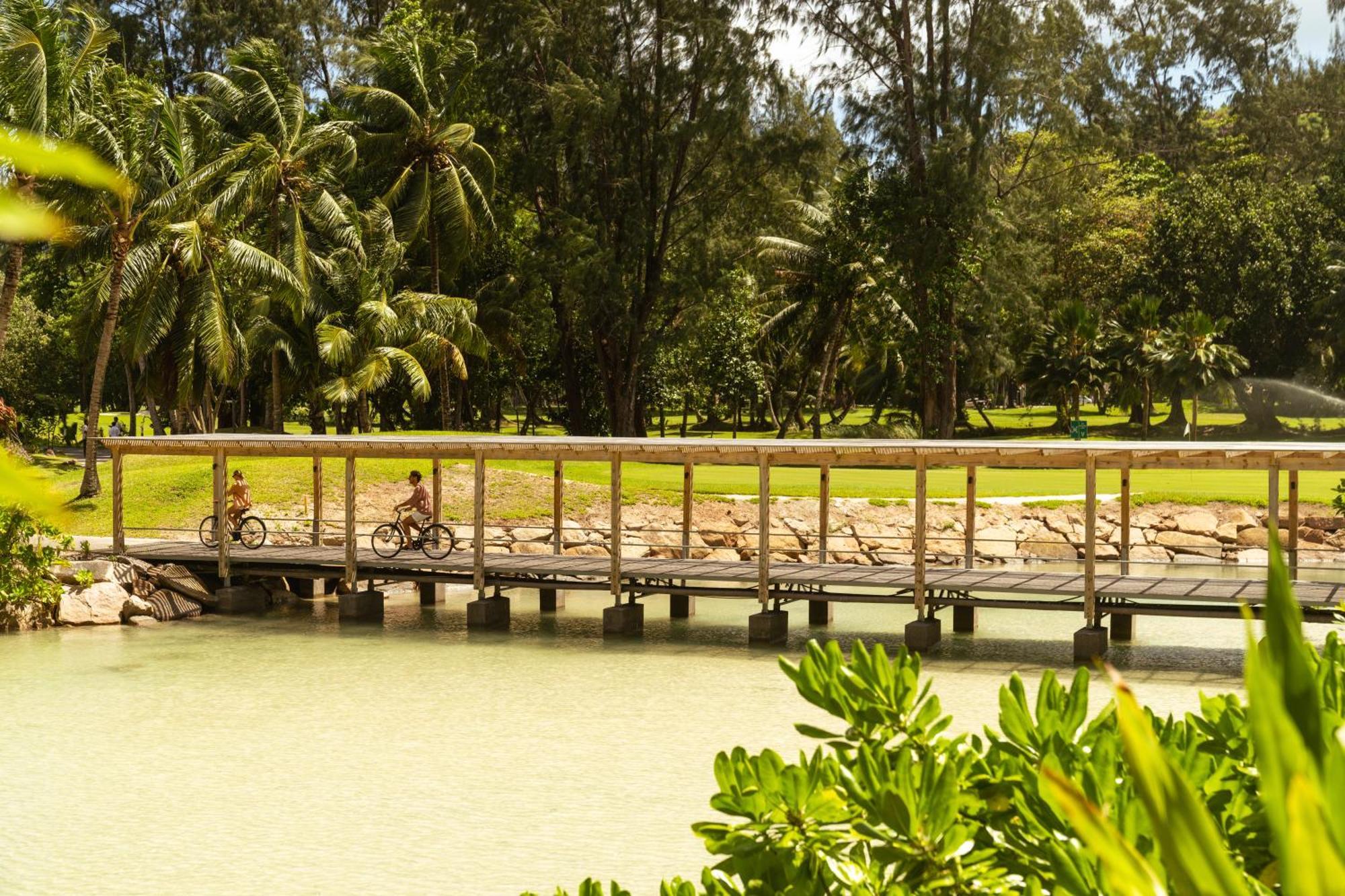 Constance Lemuria Grand Anse  Bagian luar foto The bridge at the golf course