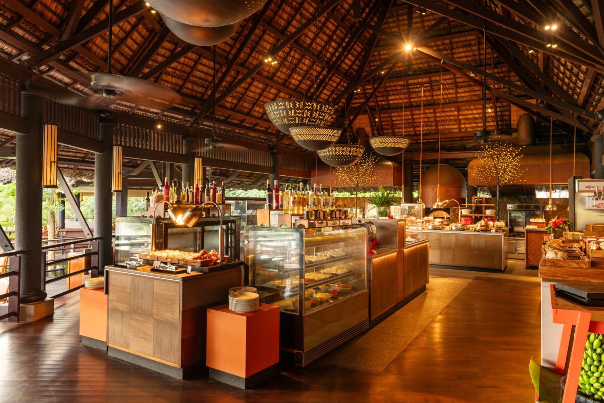 Constance Lemuria Grand Anse  Bagian luar foto The interior of the restaurant